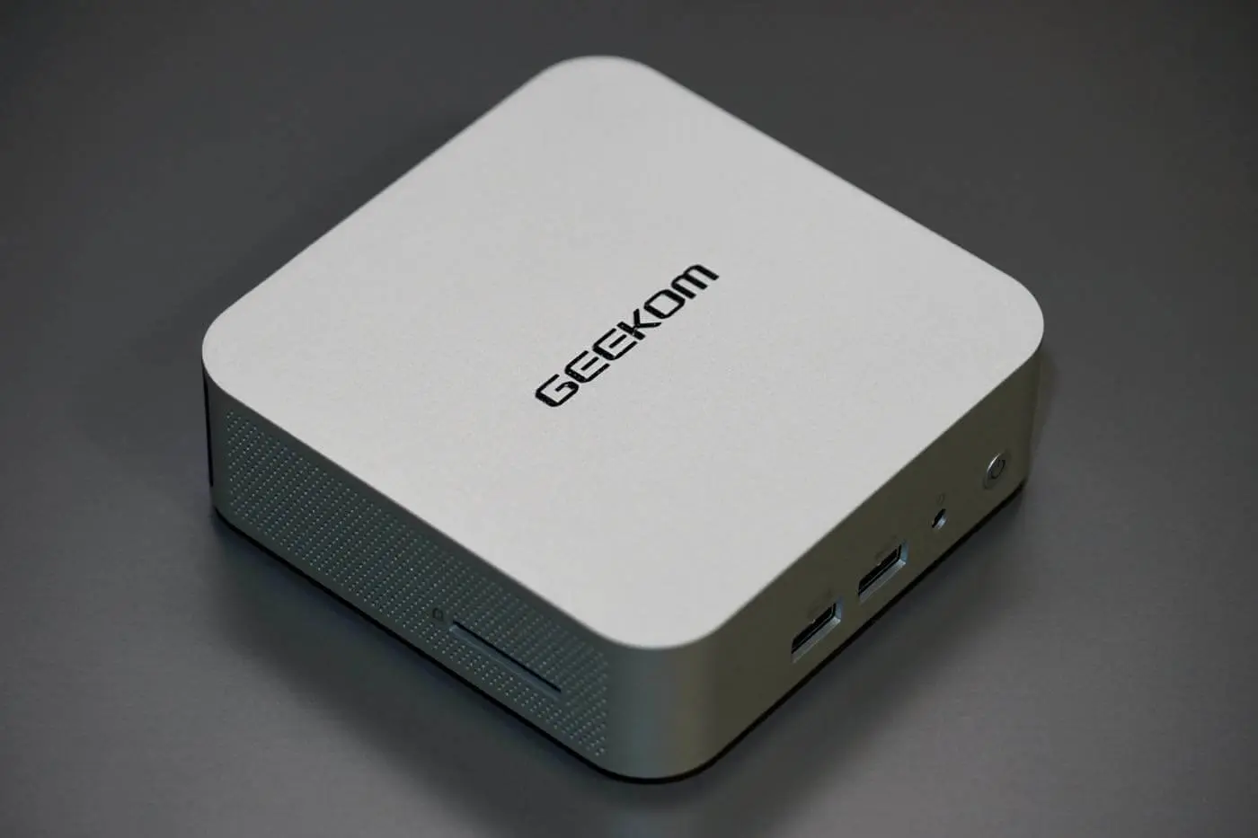 レビュー】コンパクトなアルミボディにAMDの最新SoCを搭載したミニPC