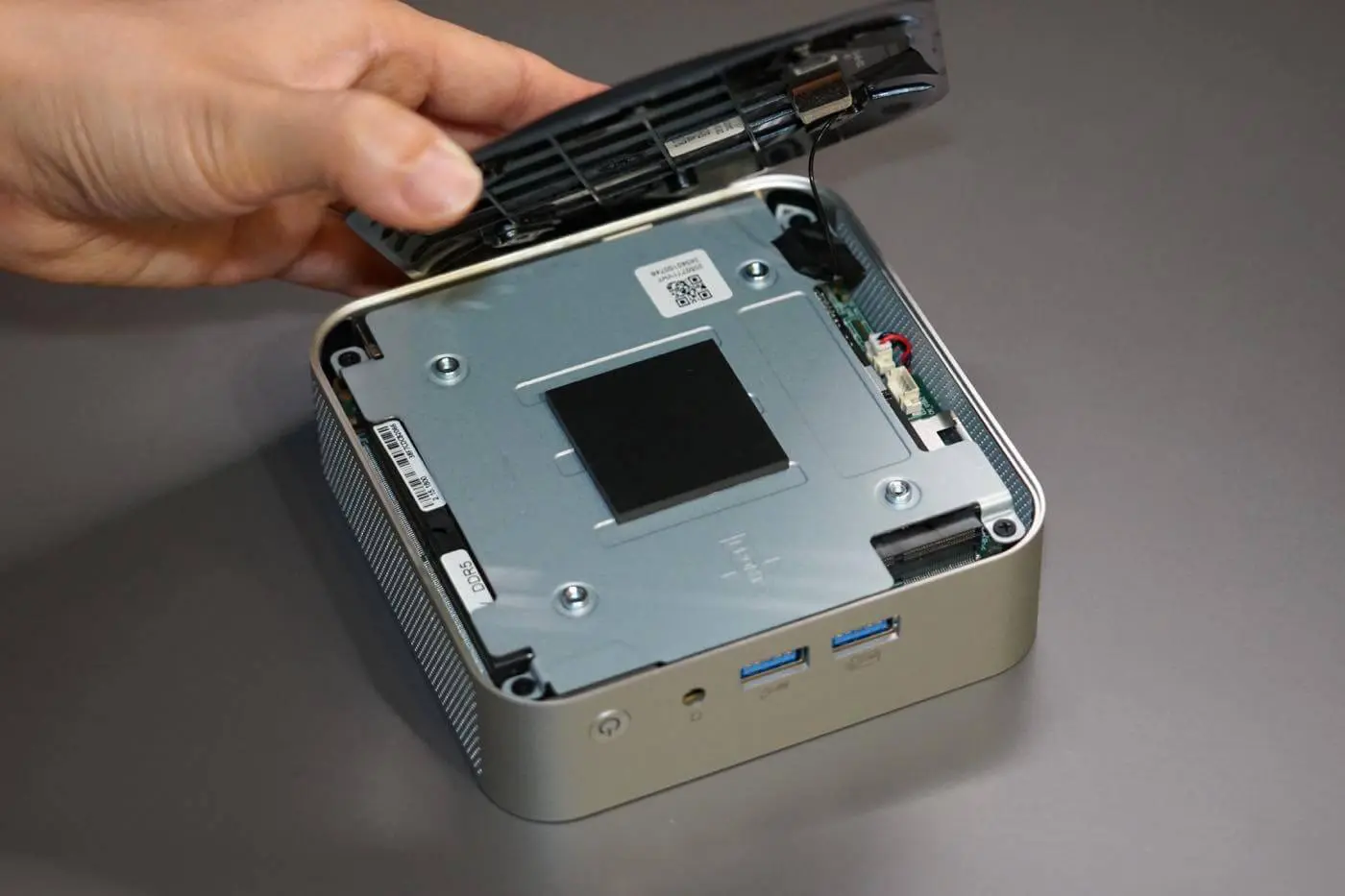 レビュー】コンパクトなアルミボディにAMDの最新SoCを搭載したミニPC