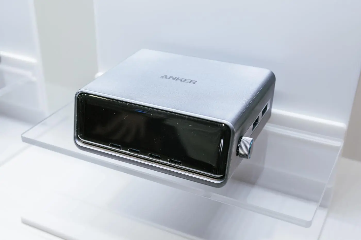 Anker、最大250W出力対応でディスプレイ&充電モード切替機能を