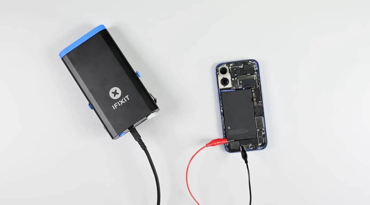 iPhone 16/16 Plus｣の分解動画 − 電流を流すと簡単に外れる接着剤の