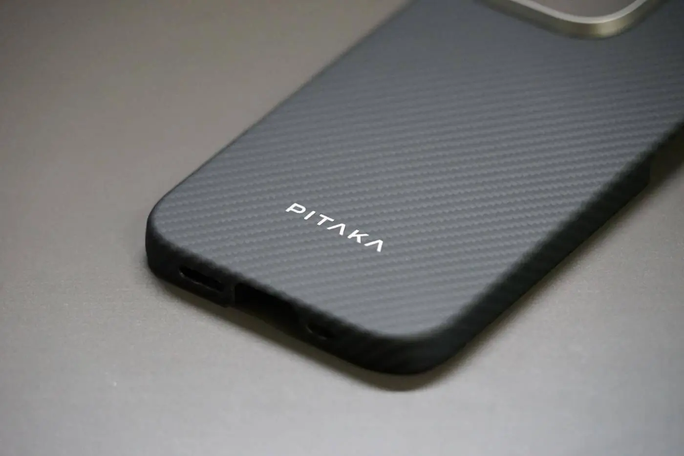 レビュー】PITAKAのアラミド繊維ケースの｢iPhone 16｣シリーズ対応
