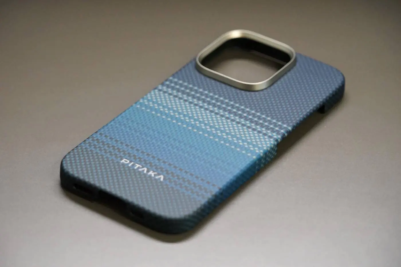 レビュー】PITAKAのアラミド繊維ケースの｢iPhone 16｣シリーズ