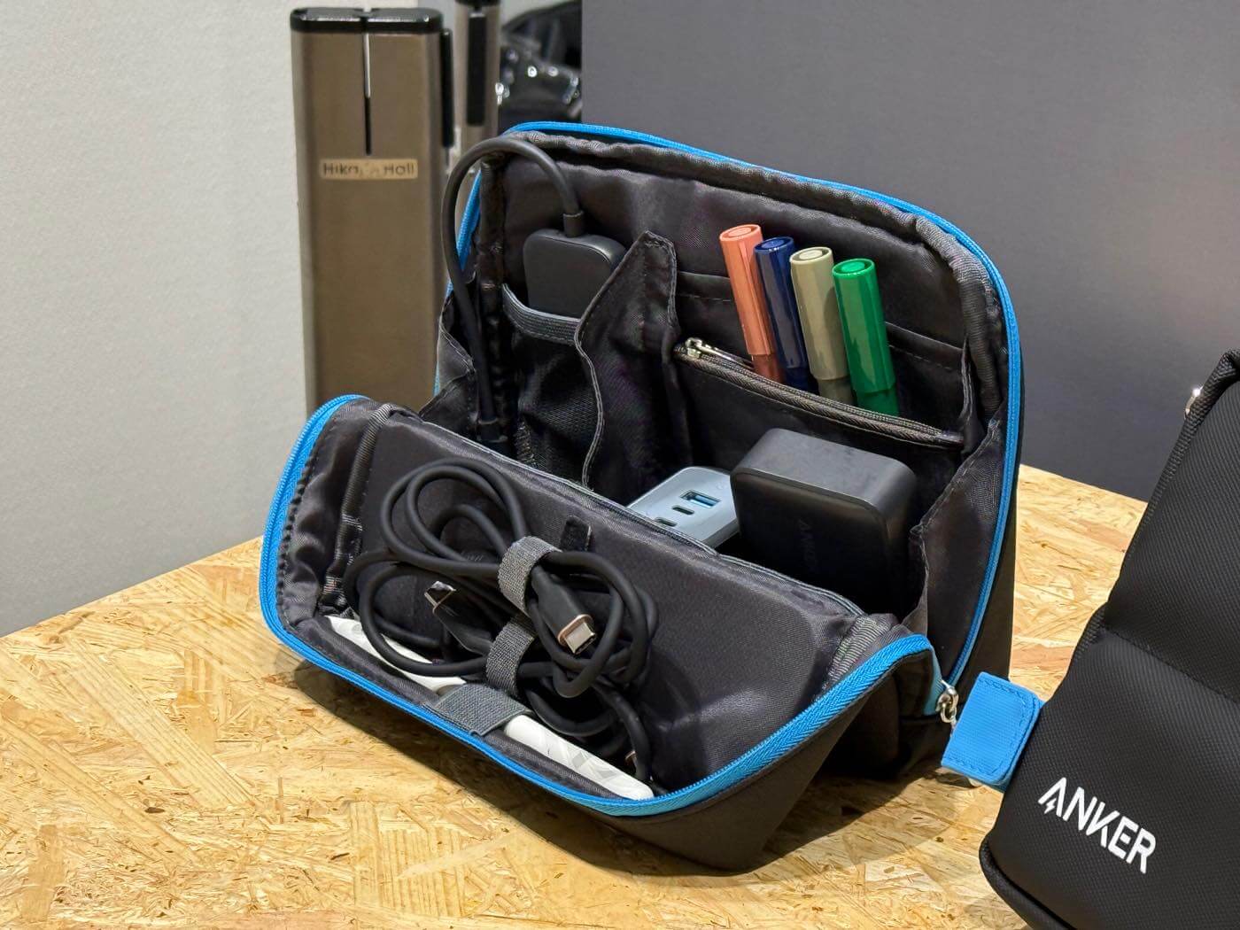 Anker、コクヨとコラボしたスマートポーチ｢Anker Smart Pouch｣のネイビーモデルを発売