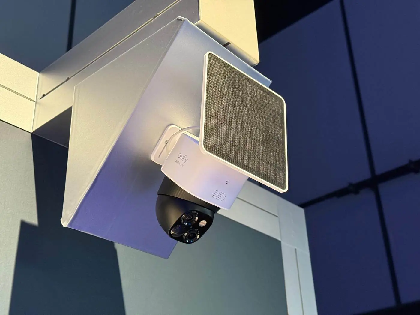 Anker、ソーラーパネルとバッテリーを搭載した屋外用セキュリティ