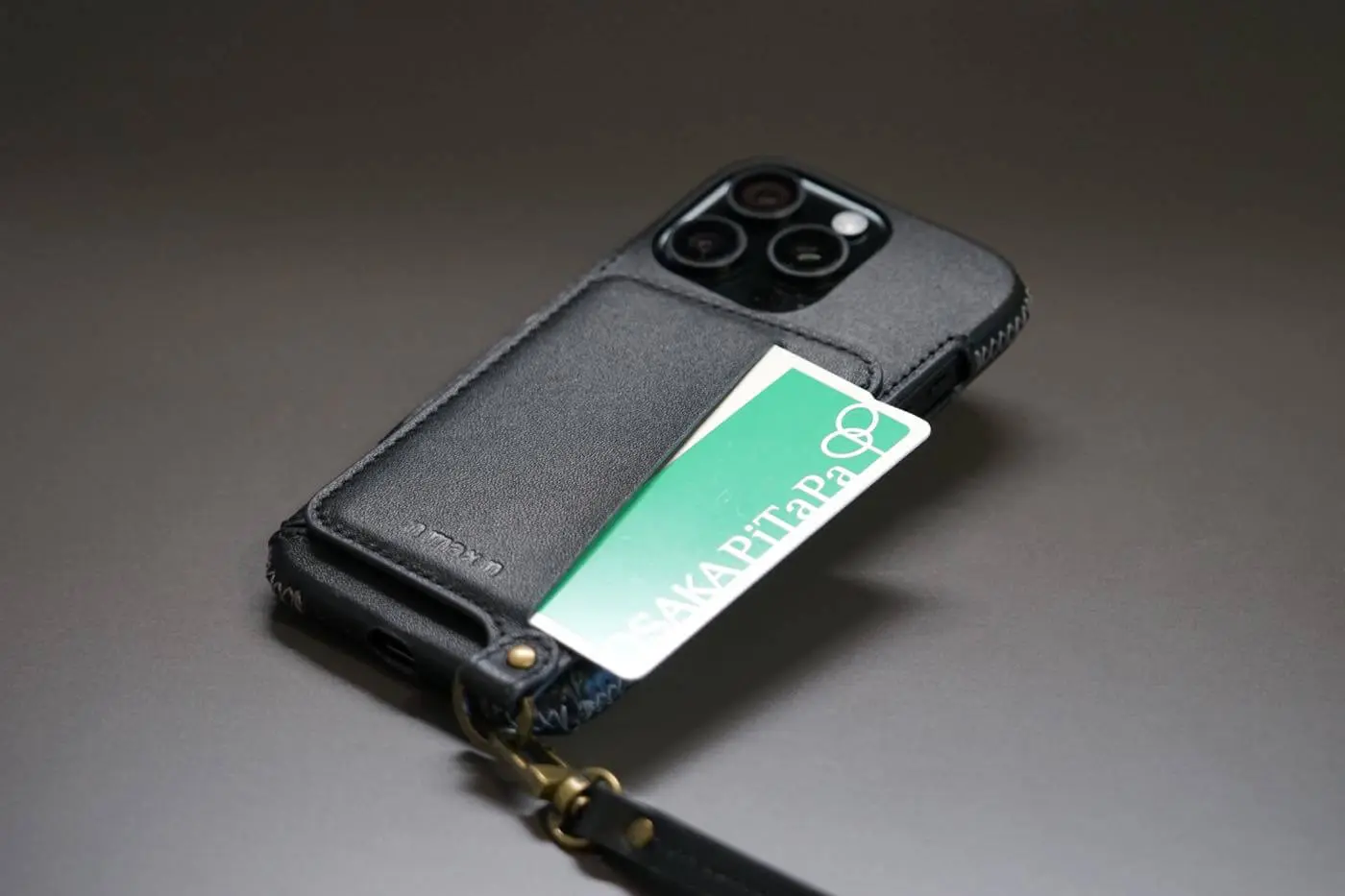 （新品）LUCRIN 革製　携帯ケース - iPhone 16 Pro Max Custom iPhone 16 Pro Max Leather Wallet Case | Lucrin Geneva US