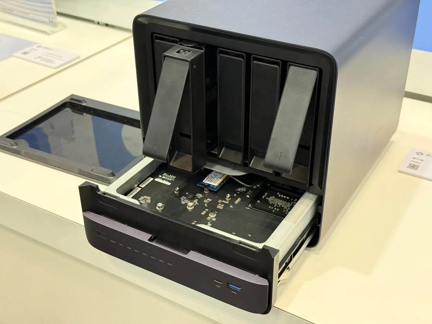 Minisforum、AMD Ryzen AI 9 HX Pro 370を搭載した高性能AI NASキット