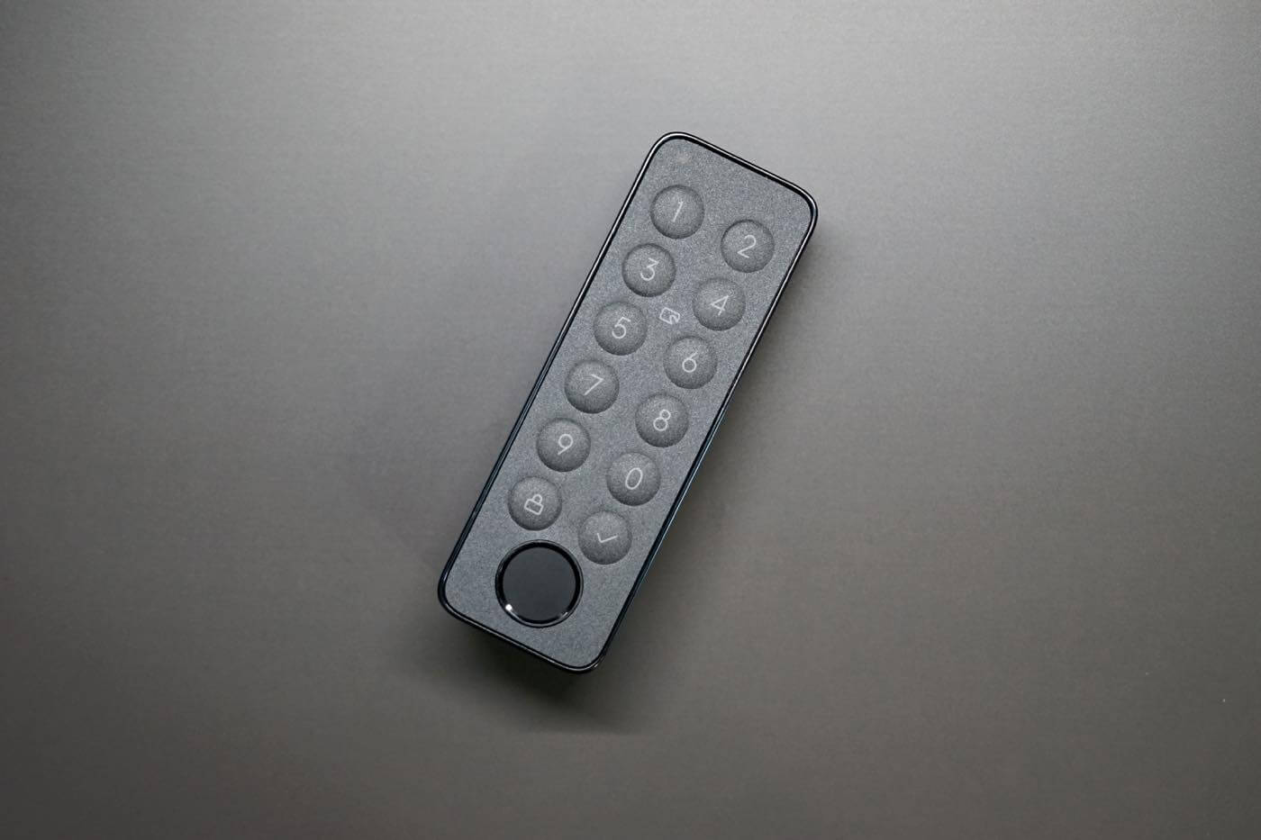 【レビュー】後付け感がない一体型カバーデザインを採用したスマートロック「SwitchBot ロック Ultra」|充電式バッテリーも標準採用