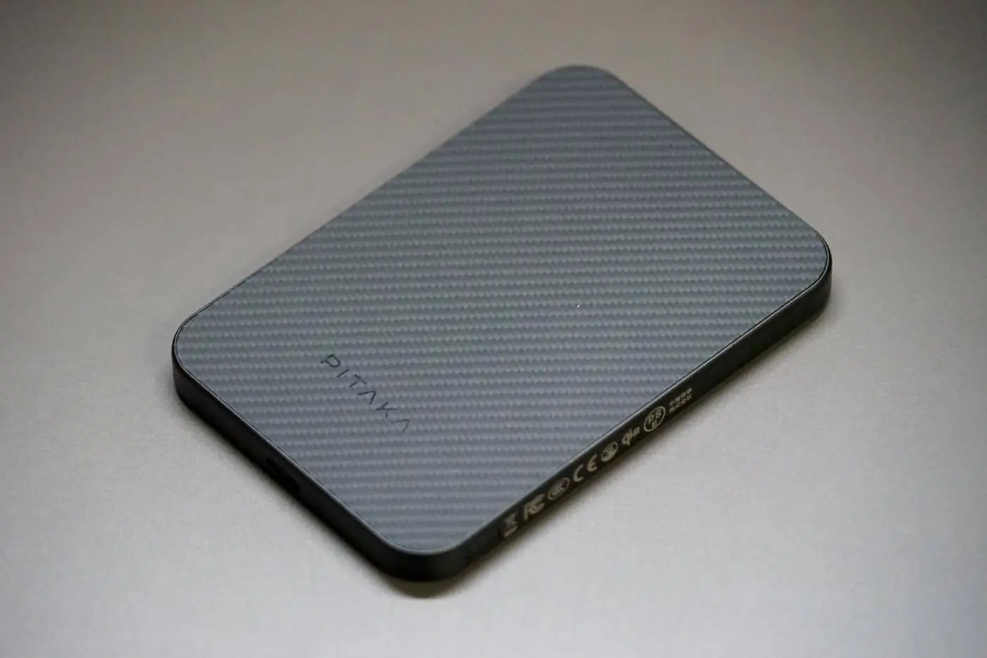 PITAKA アラミドファイバー モバイルバッテリー 5000mAh MagSafeモバイルバッテリー: Qi2ワイヤレス充電｜PITAKA