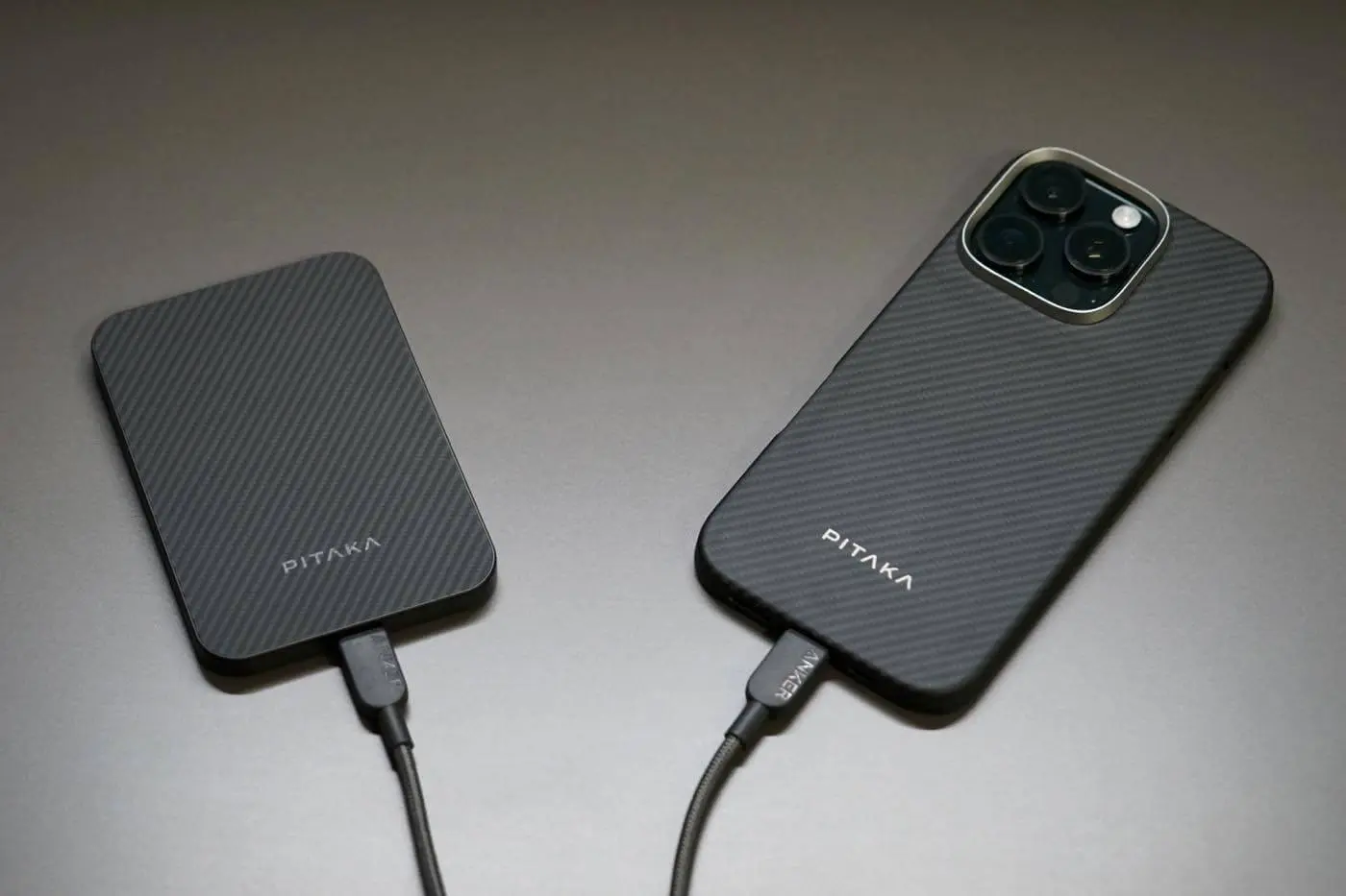 PITAKA アラミドファイバー モバイルバッテリー 5000mAh MagSafeモバイルバッテリー: Qi2ワイヤレス充電｜PITAKA