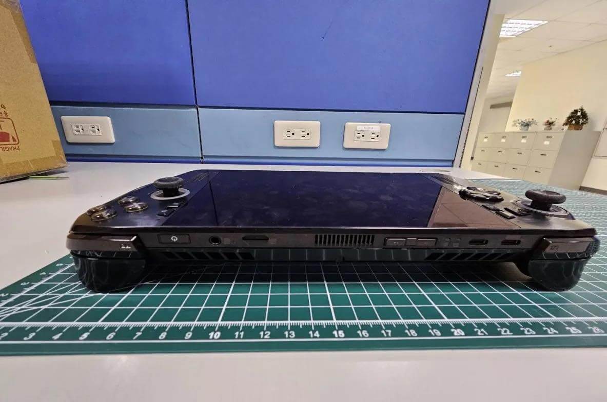 ASUS製のXbox携帯ゲーム機の実機写真が登場|「ASUS ROG Ally 2」ベースに高性能CPUやXboxボタンなどを搭載
