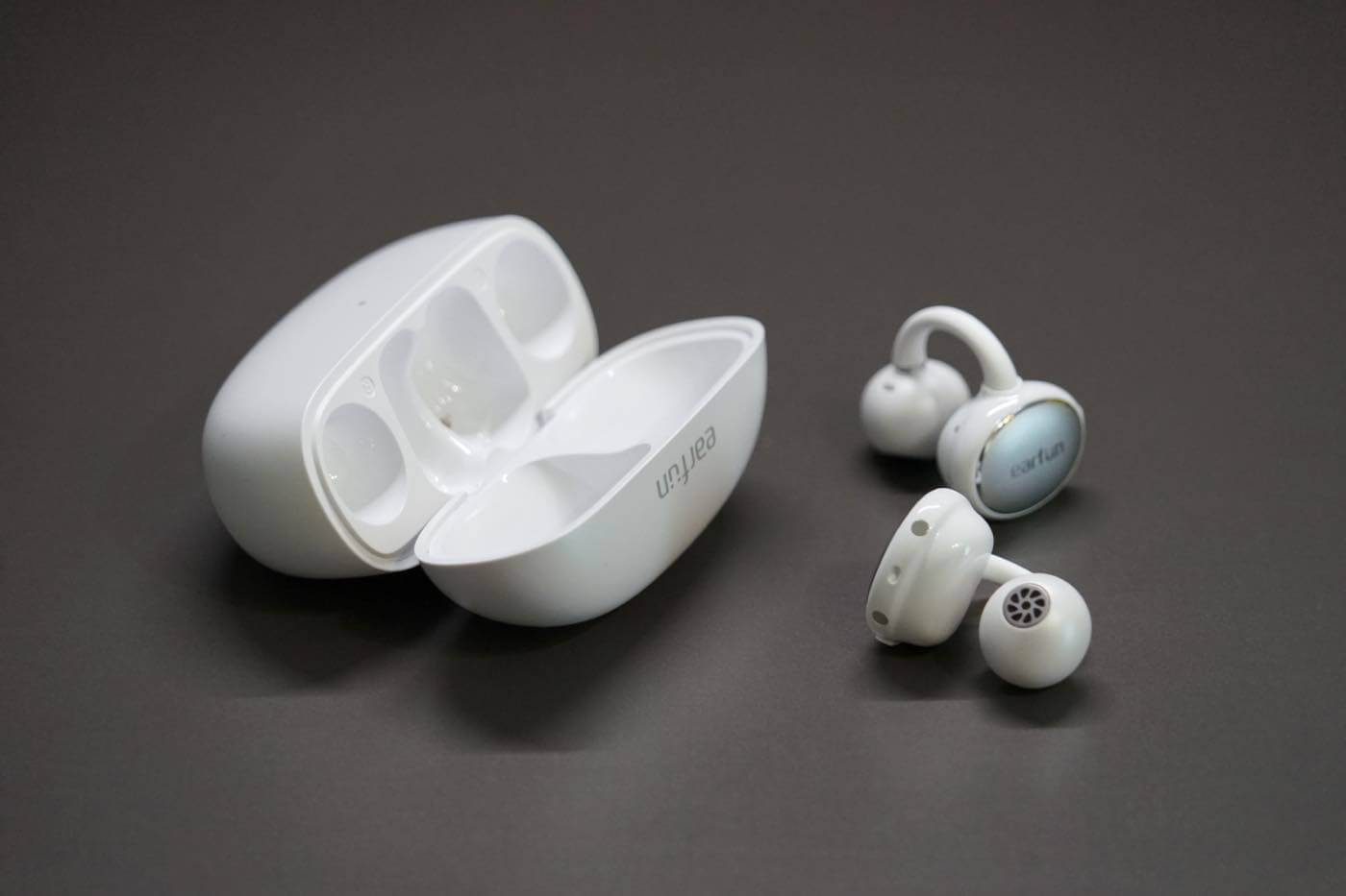 【レビュー】EarFun初のイヤーカフ型イヤホン「EarFun Clip」|LDAC対応・物理ボタン・ハイコスパなどが特徴