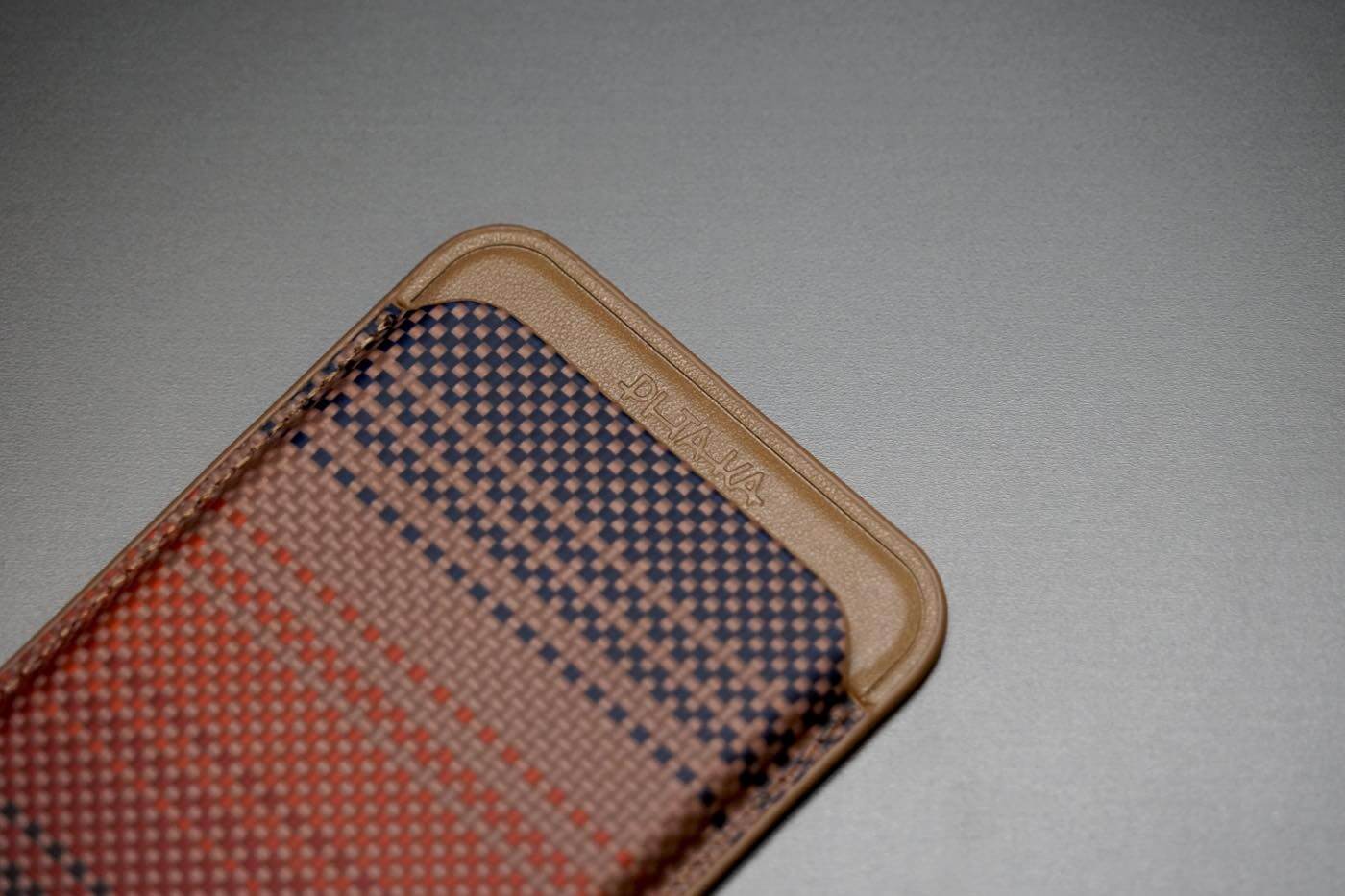 【レビュー】PITAKAのMagSafe対応カードウォレット「Magnetic Woven Wallet」|アラミド繊維の強度とレザーの柔らかさが融合した新素材採用