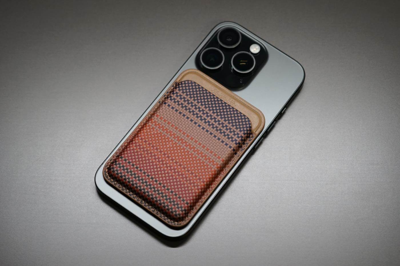 【レビュー】PITAKAのMagSafe対応カードウォレット「Magnetic Woven Wallet」|アラミド繊維の強度とレザーの柔らかさが融合した新素材採用