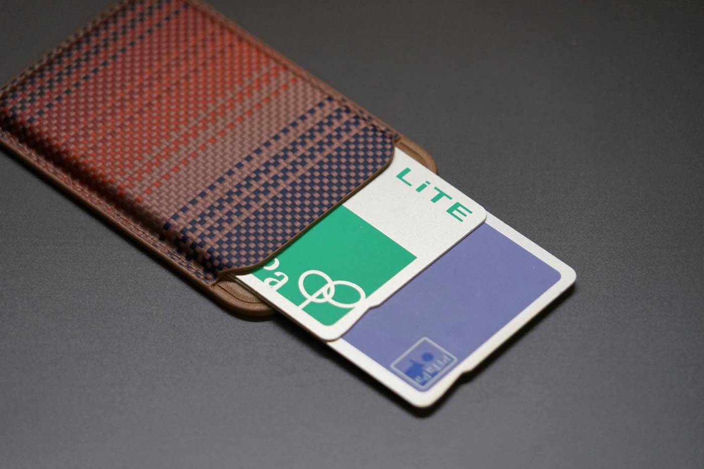 【レビュー】PITAKAのMagSafe対応カードウォレット「Magnetic Woven Wallet」|アラミド繊維の強度とレザーの柔らかさが融合した新素材採用