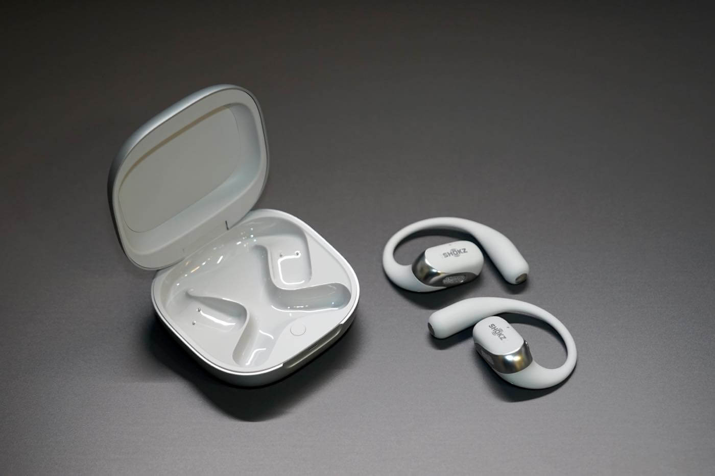 【レビュー】Dolby Audioとワイヤレス充電に対応したShokzの耳掛け式ワイヤレスイヤホン「OpenFit 2+」