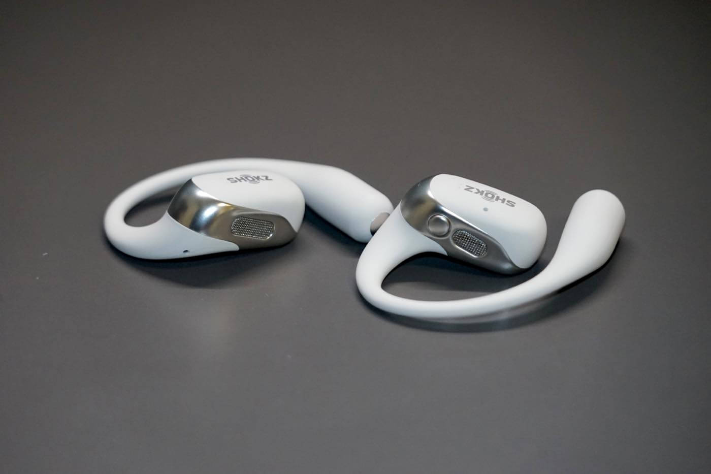 【レビュー】Dolby Audioとワイヤレス充電に対応したShokzの耳掛け式ワイヤレスイヤホン「OpenFit 2+」