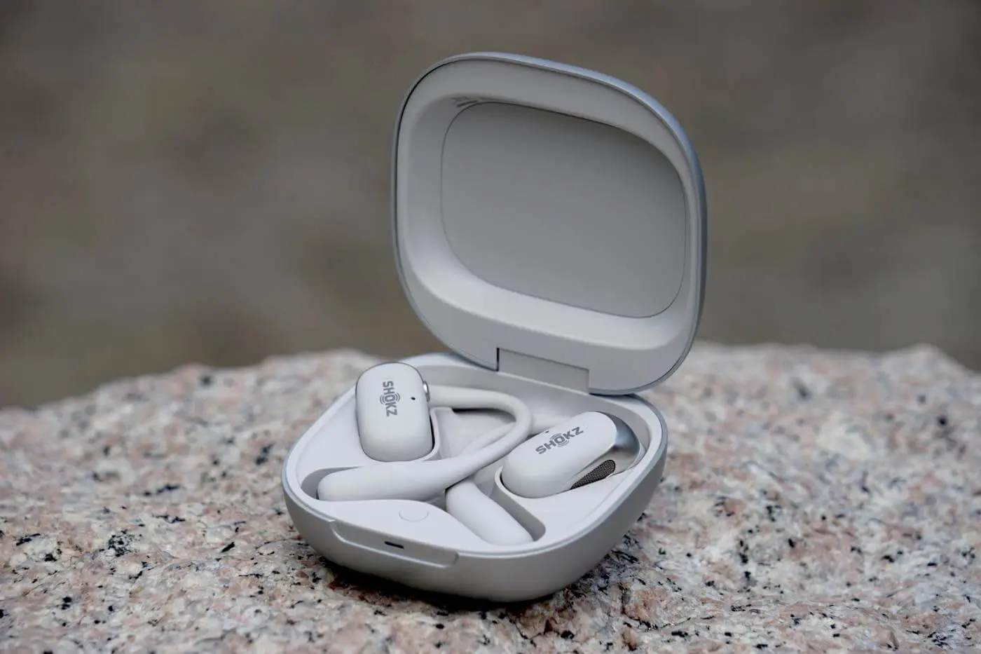 レビュー】Dolby Audioとワイヤレス充電に対応したShokzの耳掛け式