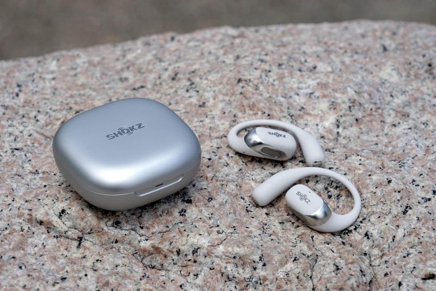 【レビュー】Dolby Audioとワイヤレス充電に対応したShokzの耳掛け式ワイヤレスイヤホン「OpenFit 2+」