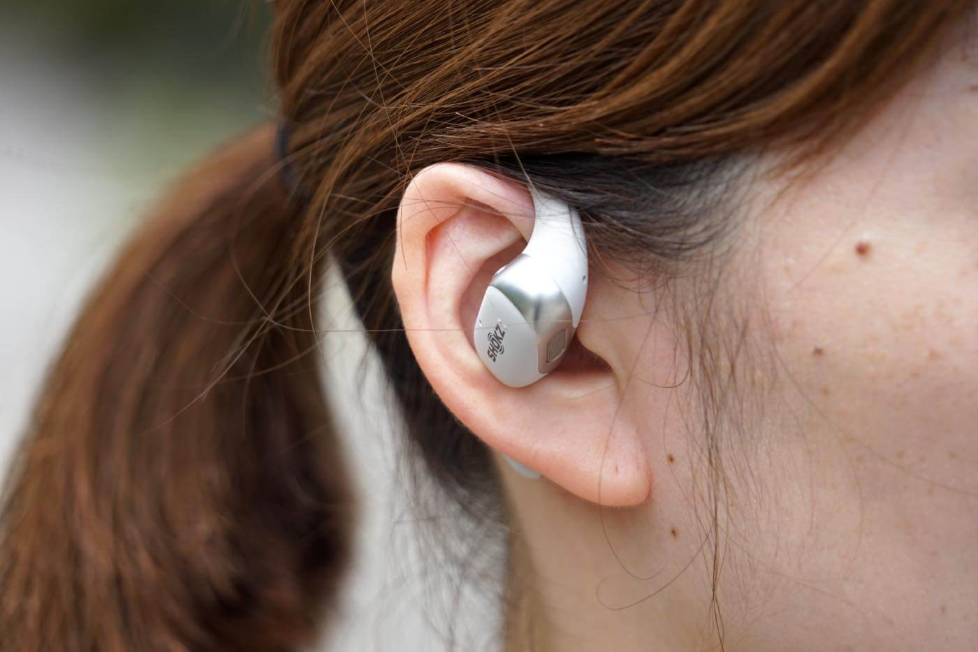 【レビュー】Dolby Audioとワイヤレス充電に対応したShokzの耳掛け式ワイヤレスイヤホン「OpenFit 2+」