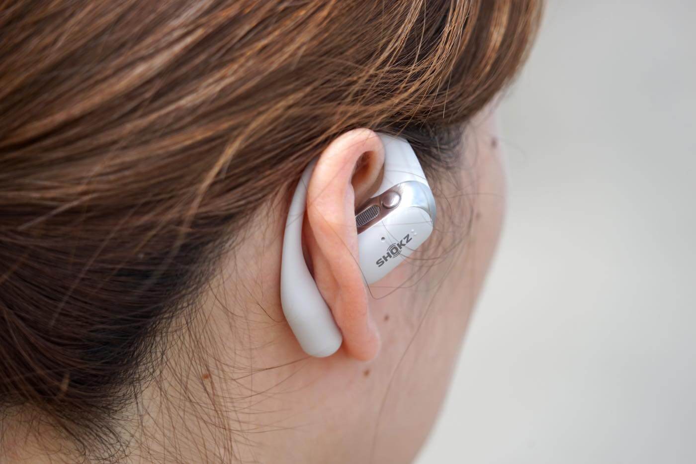 【レビュー】Dolby Audioとワイヤレス充電に対応したShokzの耳掛け式ワイヤレスイヤホン「OpenFit 2+」