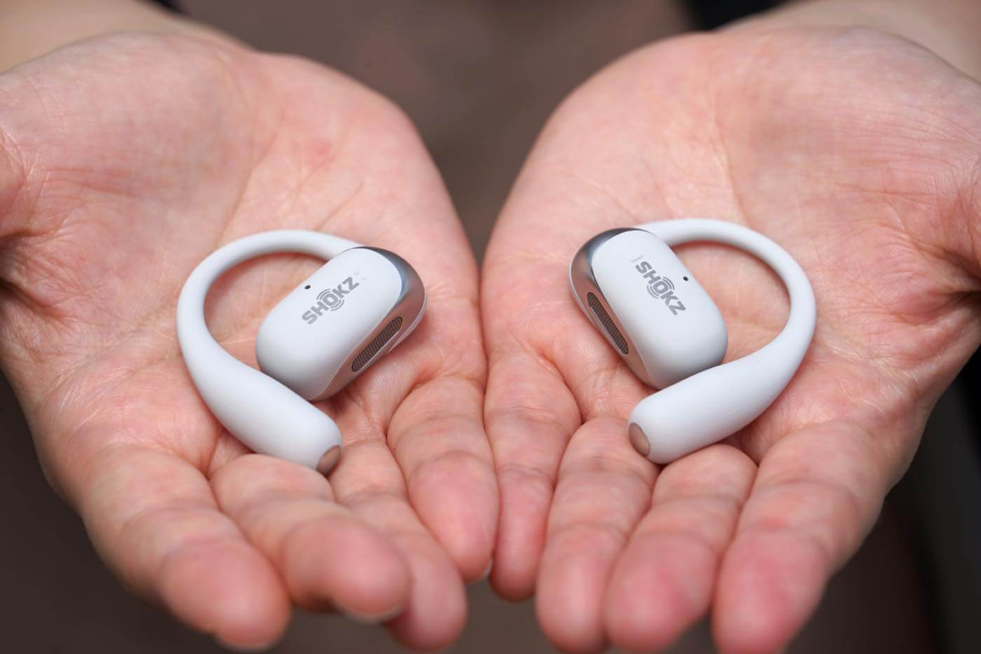 【レビュー】Dolby Audioとワイヤレス充電に対応したShokzの耳掛け式ワイヤレスイヤホン「OpenFit 2+」
