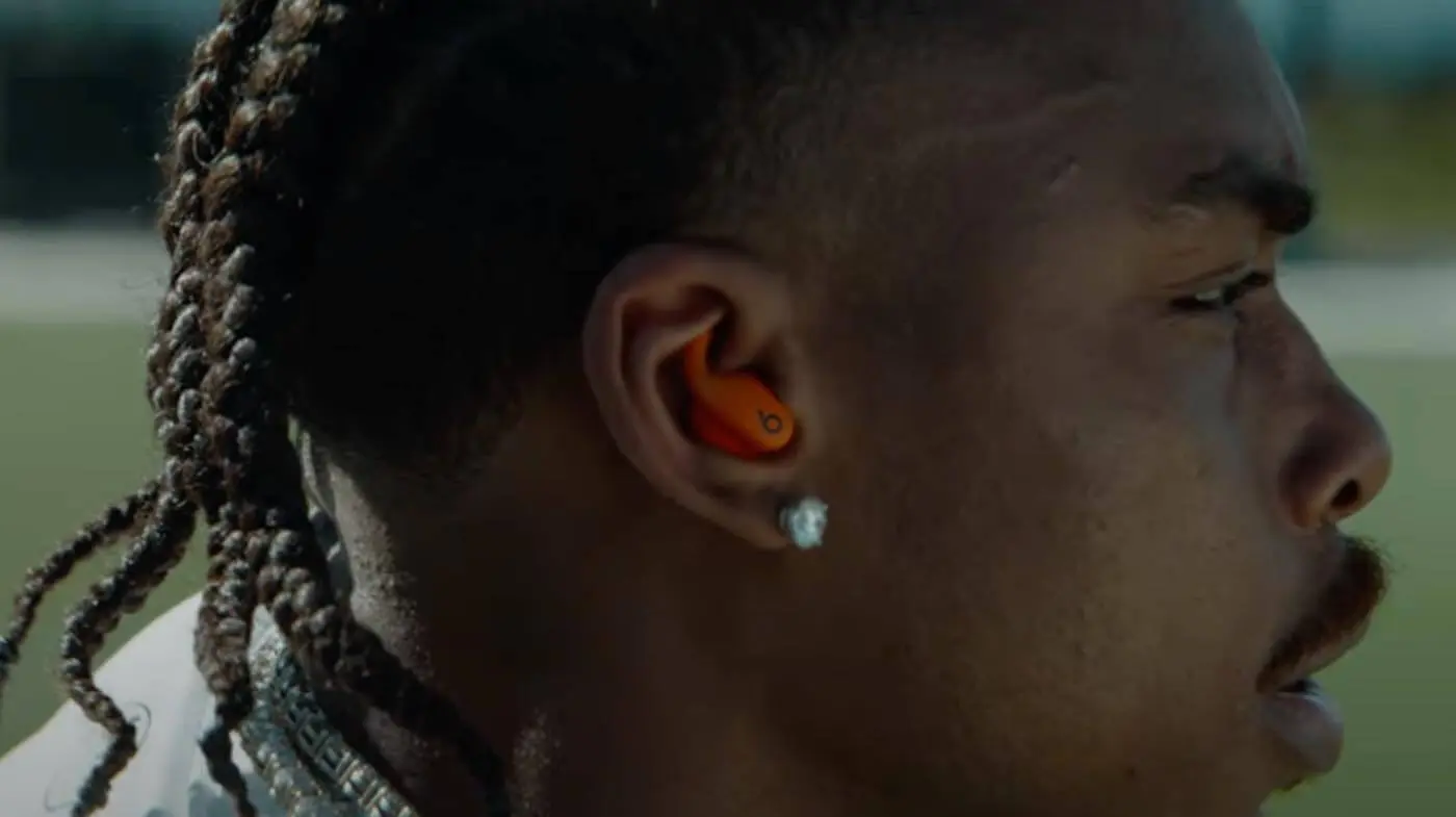 Apple、Beatsの新型ワイヤレスイヤホン「Powerbeats Fit」を今秋発売 