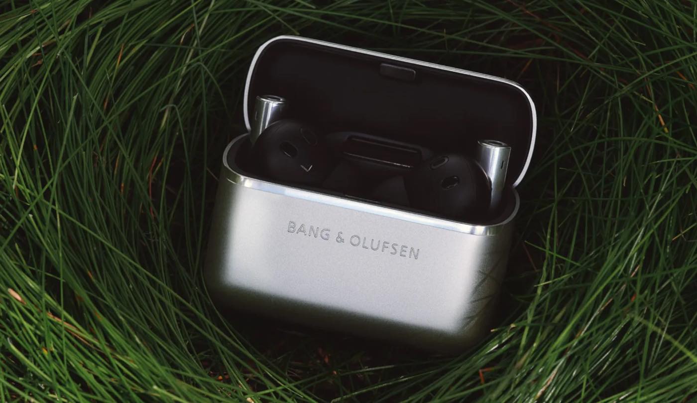 Bang & Olufsen、新型ワイヤレスイヤホン｢Beo Grace｣を発表｜価格は18.3万円で充電ケースはワイヤレスオーディオトランスミッターとしても機能