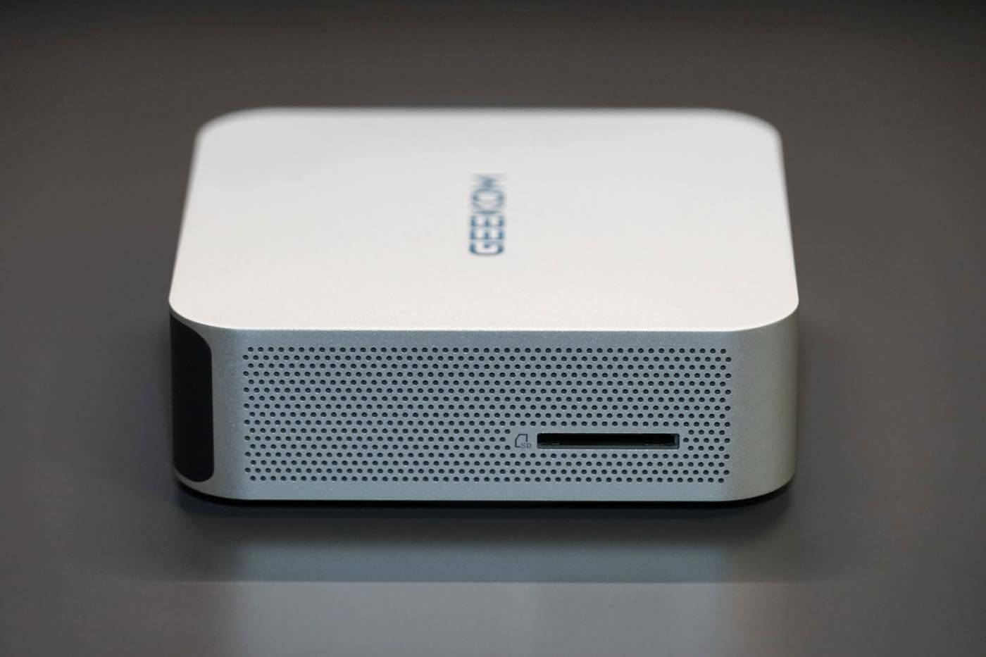 【レビュー】超小型ながら熱管理も問題なく、コスパが優秀なミニPC「GEEKOM A6」