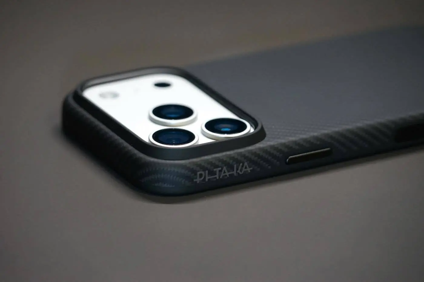 レビュー】PITAKAの｢iPhone 17 Pro｣シリーズ対応アラミド繊維ケース3