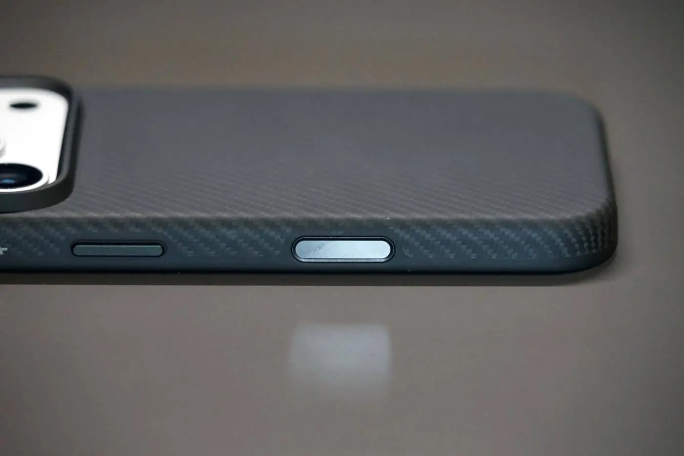 PITAKA iPhone 17 Pro用 アラミドケース 黒/グレー ヨドバシ.com - PITAKA iPhone 17用 アラミド繊維 Ultra-Slim Case 黒