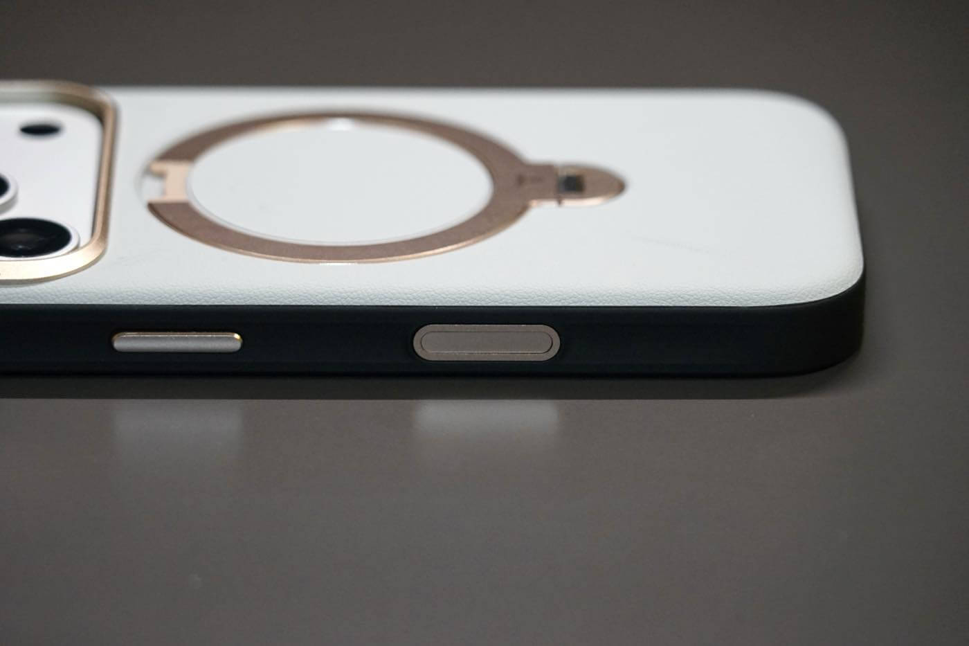 【レビュー】次世代エコレザーを採用した360度回転スタンド搭載ケース｢TORRAS Ostand Q3 レザートーン｣