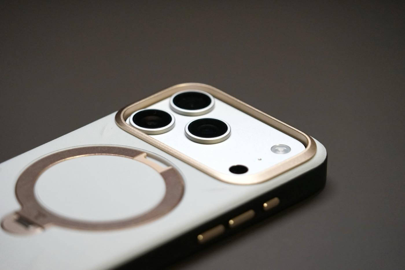 【レビュー】次世代エコレザーを採用した360度回転スタンド搭載ケース｢TORRAS Ostand Q3 レザートーン｣