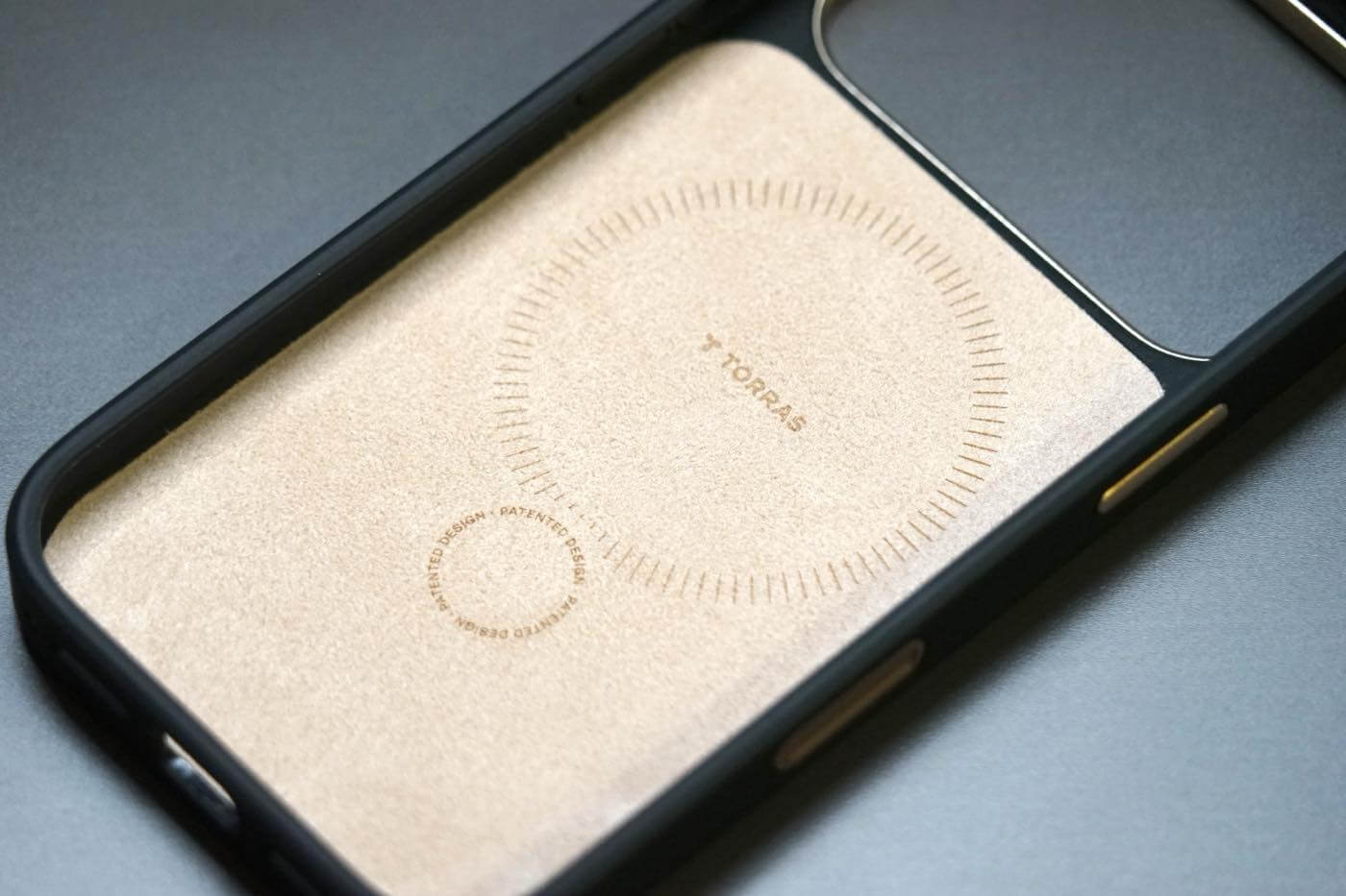 【レビュー】次世代エコレザーを採用した360度回転スタンド搭載ケース｢TORRAS Ostand Q3 レザートーン｣
