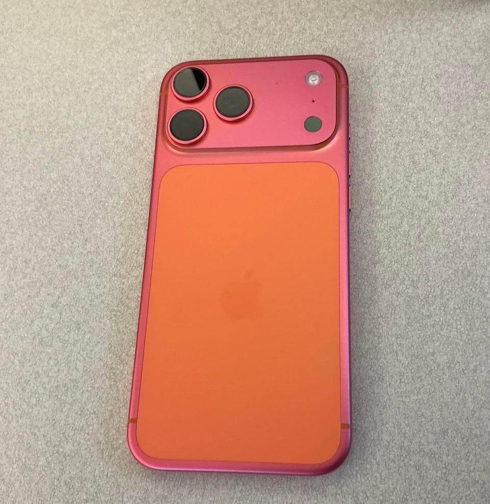 「iPhone 17 Pro Max」のオレンジがローズゴールドに変色したとの事例が報告される
