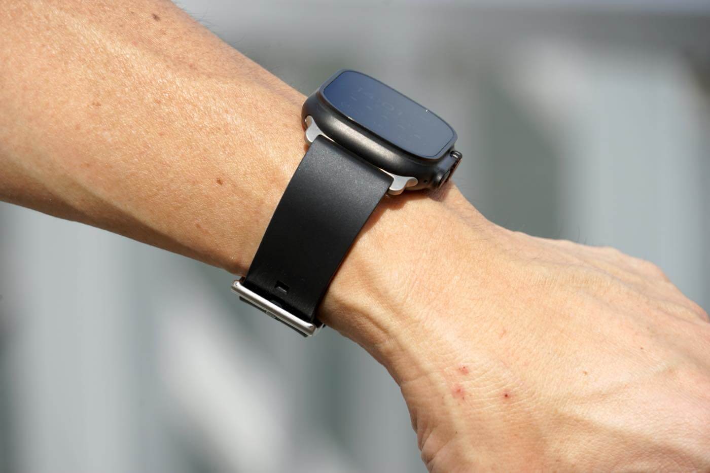 ｢MinZ FKM mono Band for Apple Watch｣ レビュー｜どんな場面にも合うシンプルなデザイン & 装着感や質感にも拘りが散りばめられたバンド