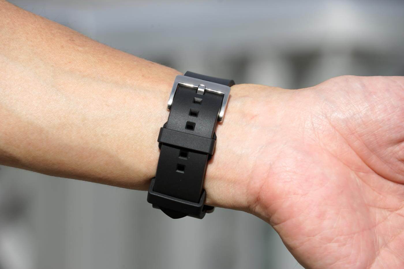 ｢MinZ FKM mono Band for Apple Watch｣ レビュー｜どんな場面にも合うシンプルなデザイン & 装着感や質感にも拘りが散りばめられたバンド