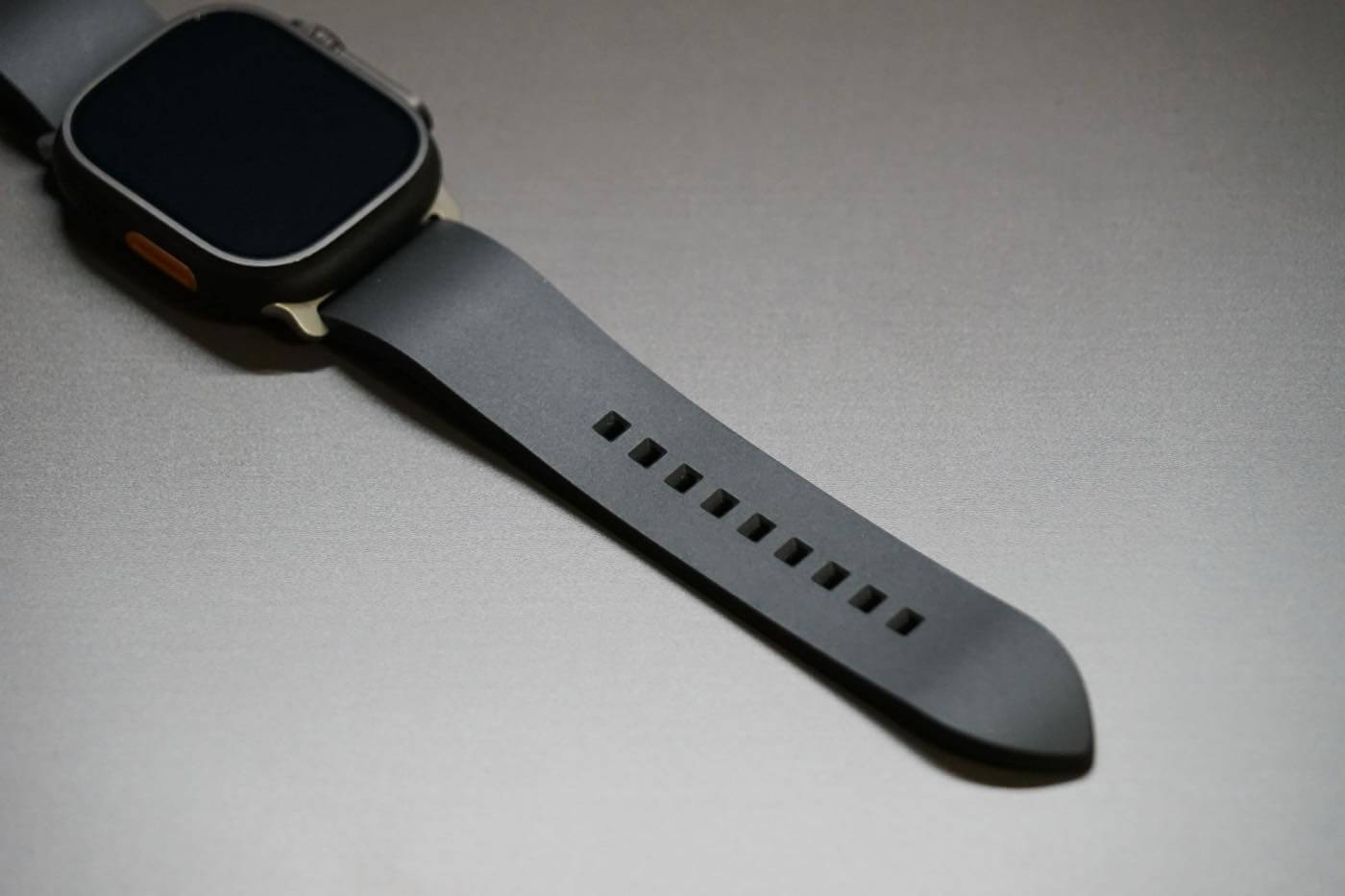 ｢MinZ FKM mono Band for Apple Watch｣ レビュー｜どんな場面にも合うシンプルなデザイン & 装着感や質感にも拘りが散りばめられたバンド