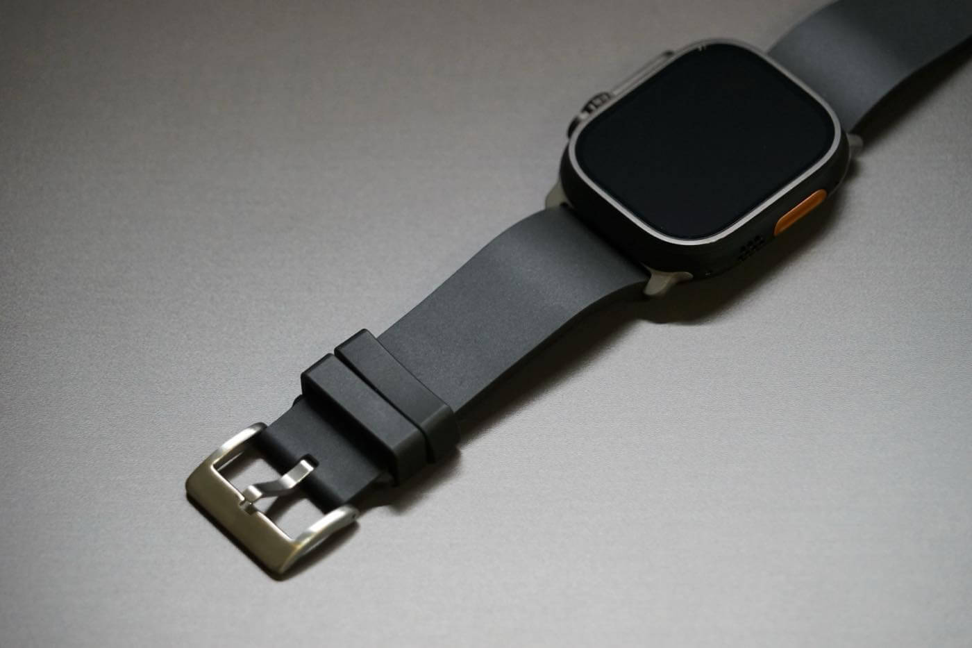 ｢MinZ FKM mono Band for Apple Watch｣ レビュー｜どんな場面にも合うシンプルなデザイン & 装着感や質感にも拘りが散りばめられたバンド