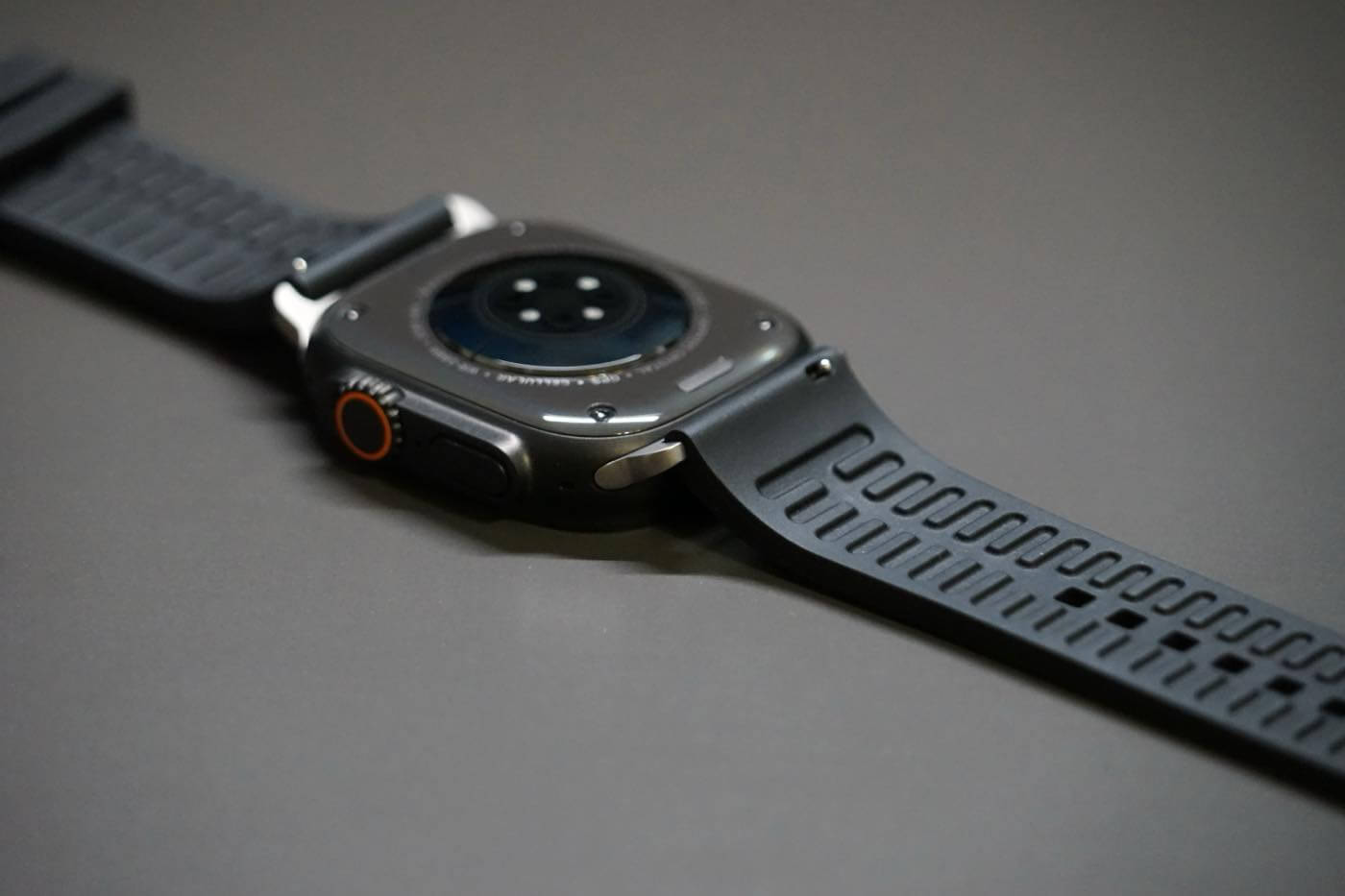 ｢MinZ FKM mono Band for Apple Watch｣ レビュー｜どんな場面にも合うシンプルなデザイン & 装着感や質感にも拘りが散りばめられたバンド