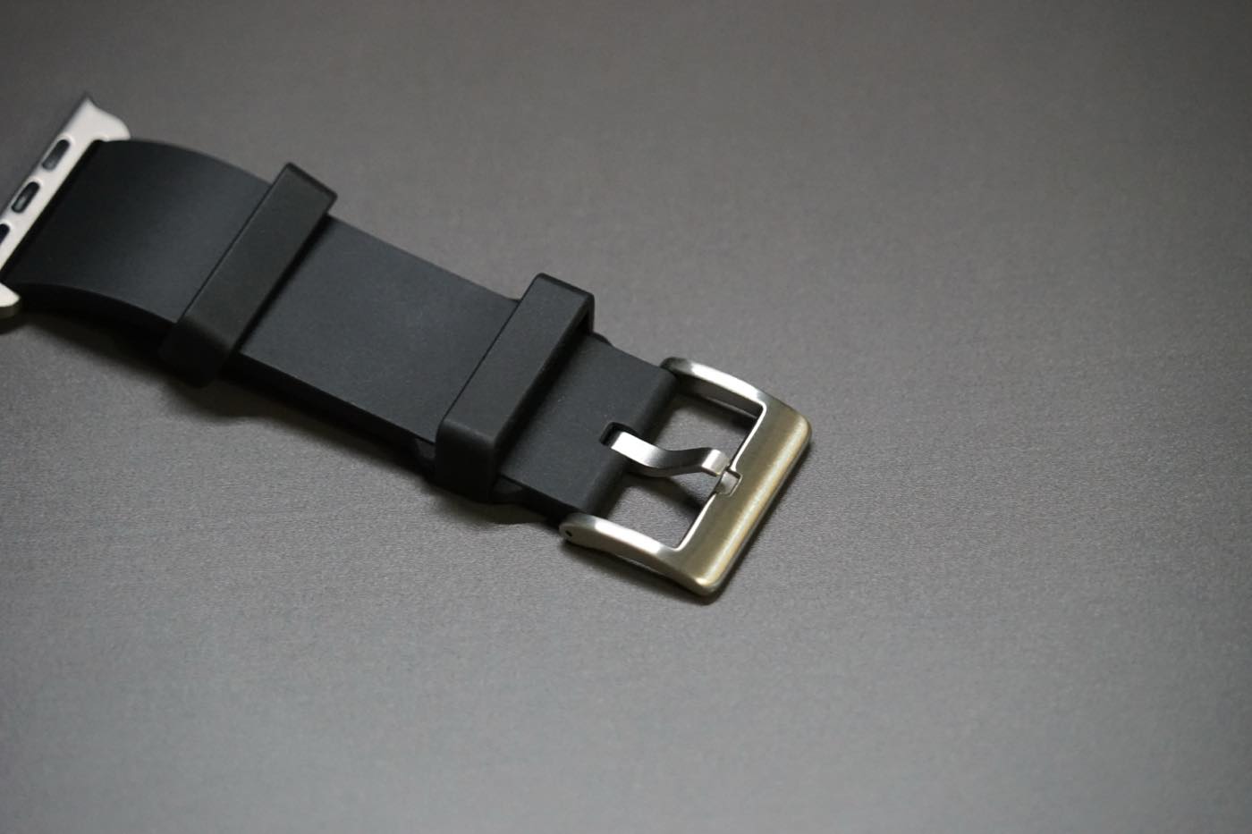 ｢MinZ FKM mono Band for Apple Watch｣ レビュー｜どんな場面にも合うシンプルなデザイン & 装着感や質感にも拘りが散りばめられたバンド