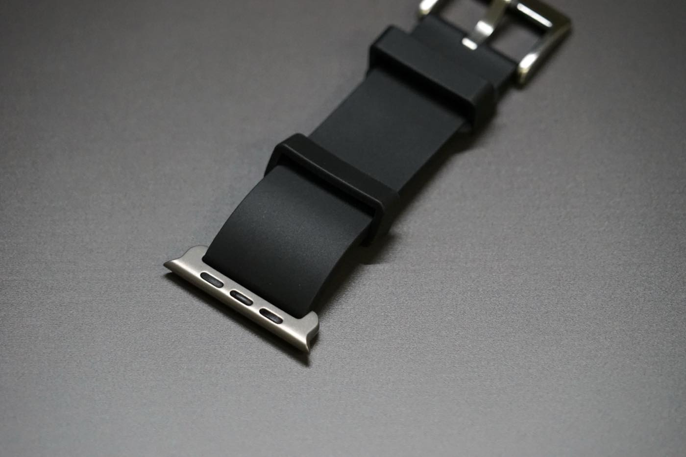｢MinZ FKM mono Band for Apple Watch｣ レビュー｜どんな場面にも合うシンプルなデザイン & 装着感や質感にも拘りが散りばめられたバンド