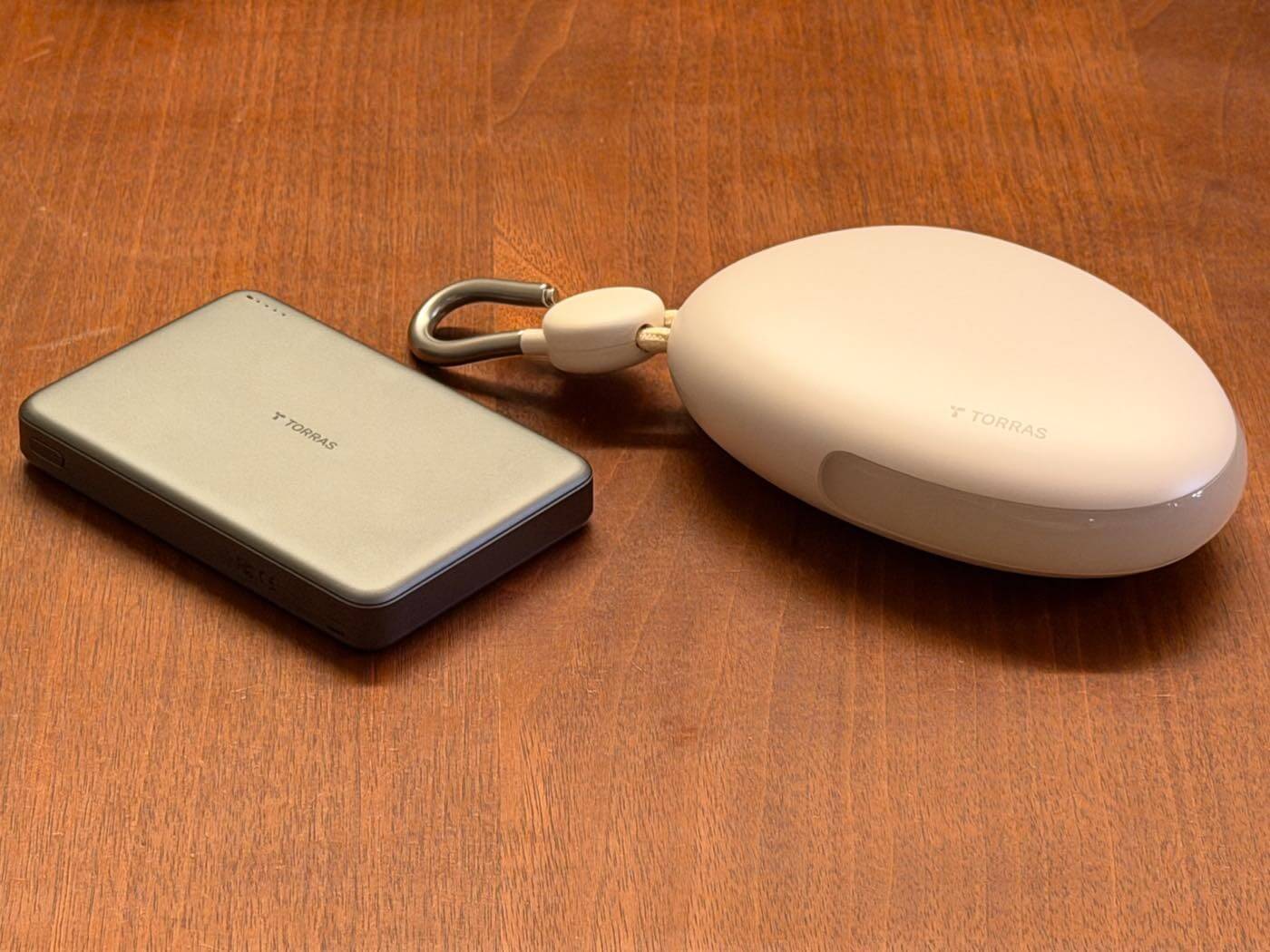 『TORRAS FlexLine Pebble モバイルバッテリー』レビュー|カラビナ&巻き取り式ケーブル内蔵でカバンやベビーカーに吊り下げたまま充電可能
