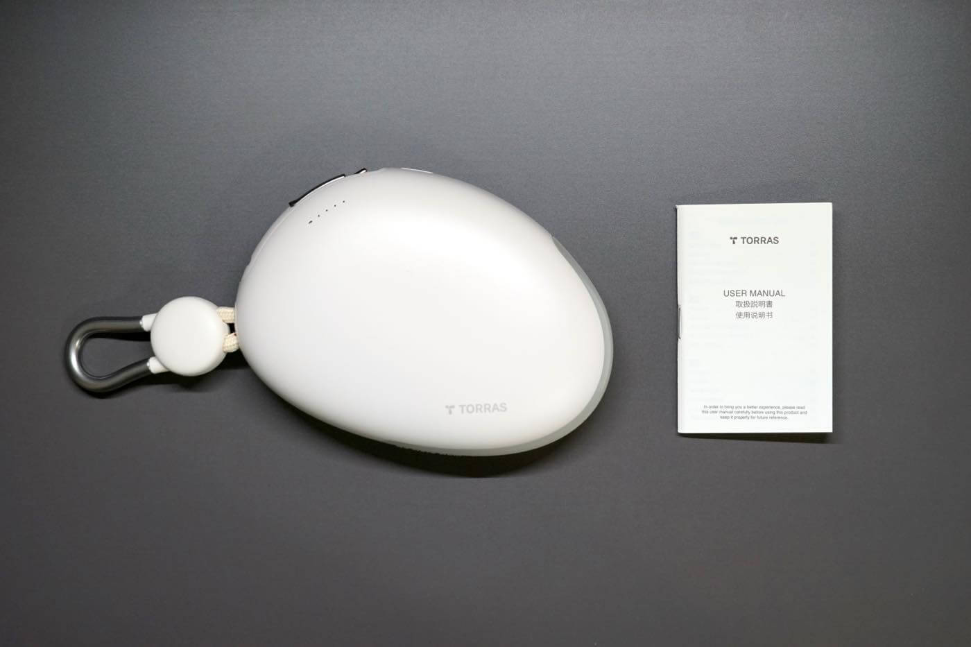 『TORRAS FlexLine Pebble モバイルバッテリー』レビュー|カラビナ&巻き取り式ケーブル内蔵でカバンやベビーカーに吊り下げたまま充電可能