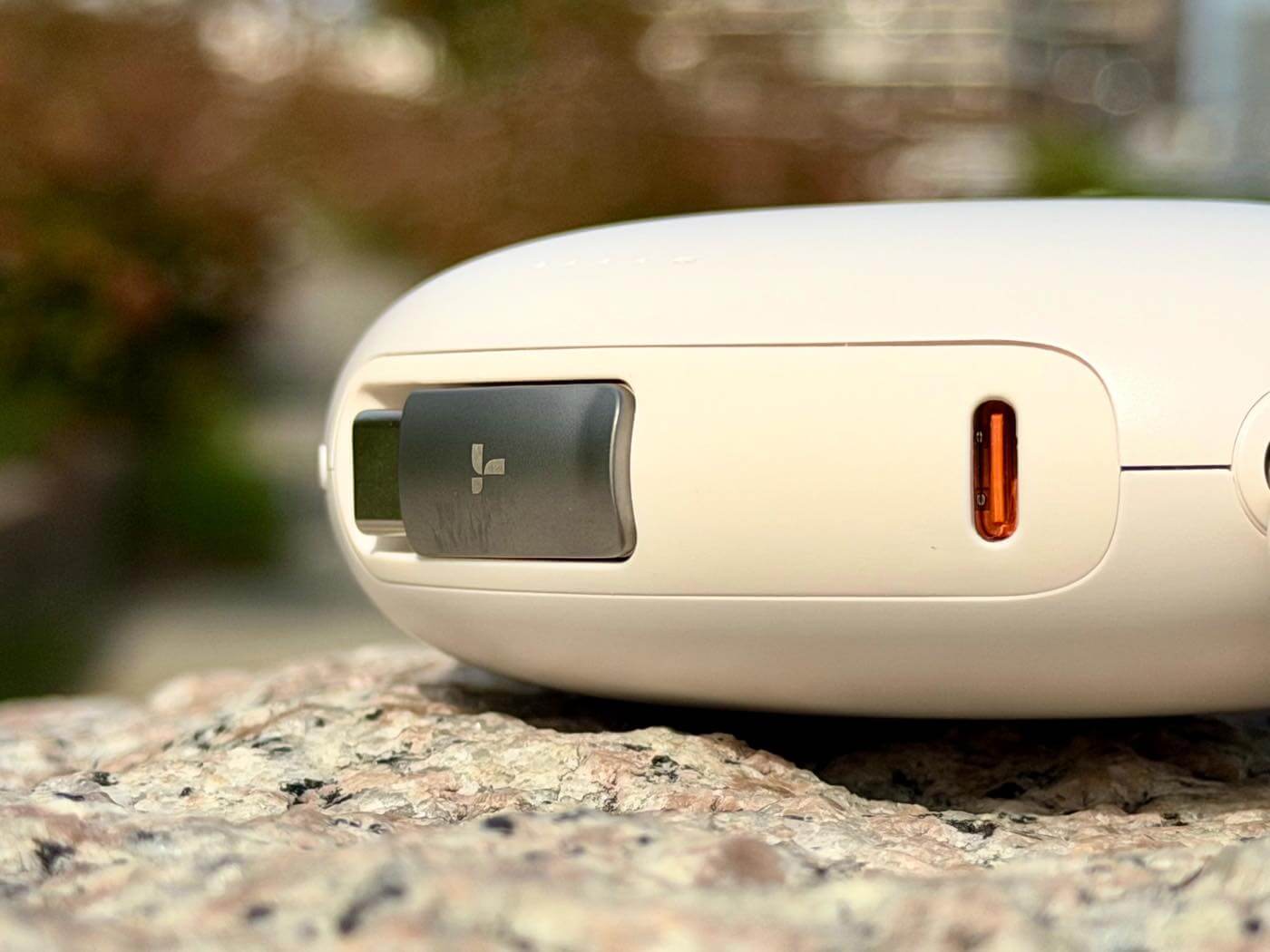 『TORRAS FlexLine Pebble モバイルバッテリー』レビュー|カラビナ&巻き取り式ケーブル内蔵でカバンやベビーカーに吊り下げたまま充電可能