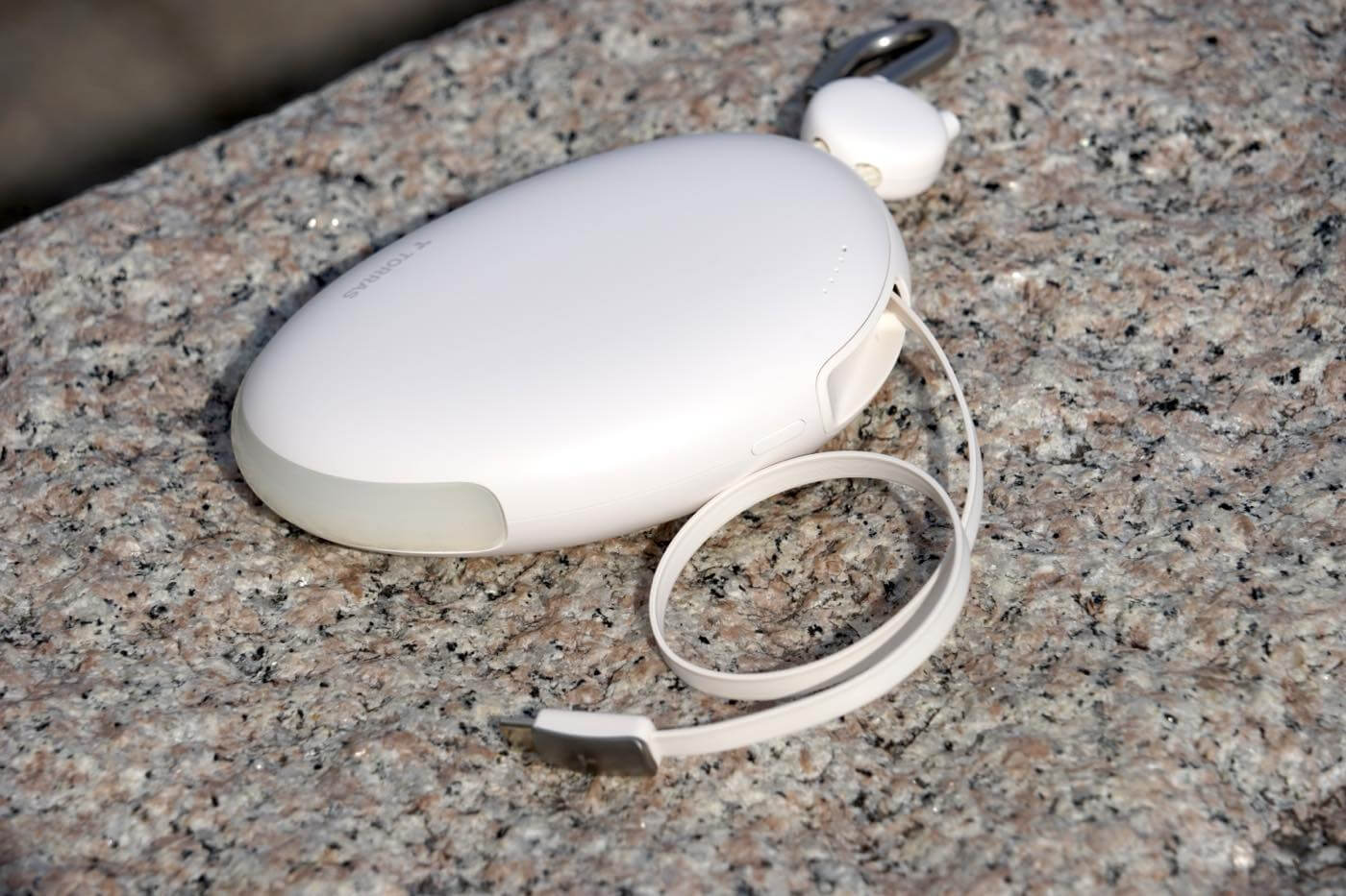 『TORRAS FlexLine Pebble モバイルバッテリー』レビュー|カラビナ&巻き取り式ケーブル内蔵でカバンやベビーカーに吊り下げたまま充電可能