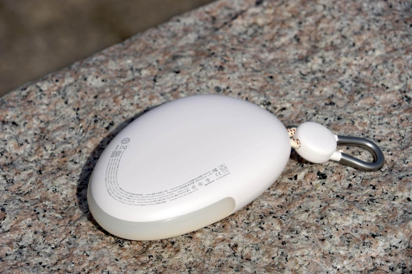 『TORRAS FlexLine Pebble モバイルバッテリー』レビュー|カラビナ&巻き取り式ケーブル内蔵でカバンやベビーカーに吊り下げたまま充電可能