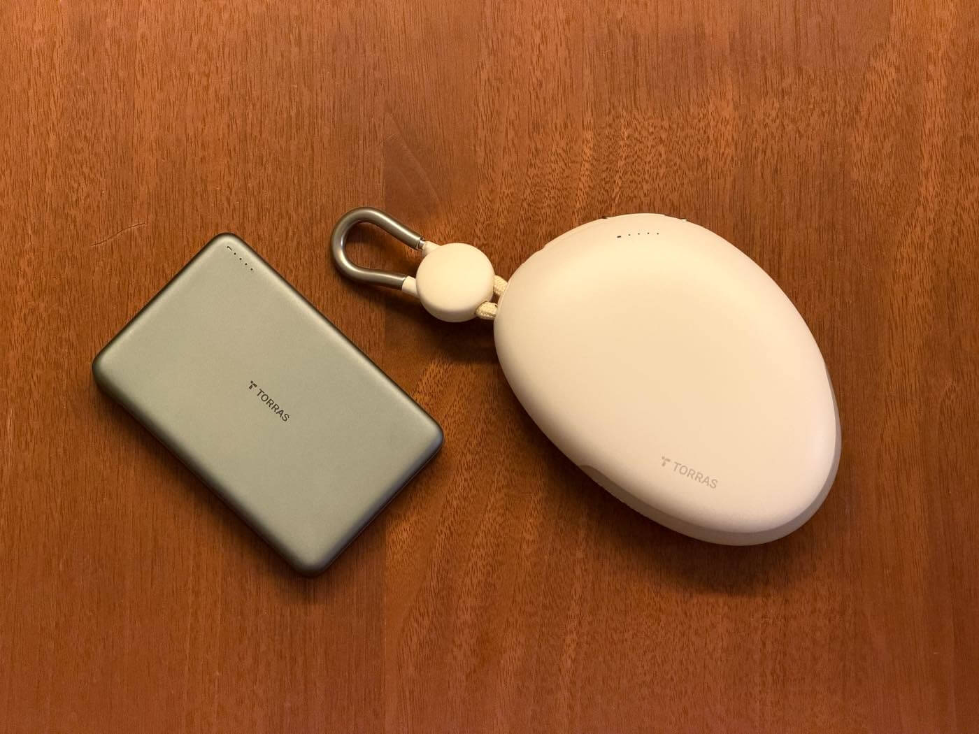 『TORRAS FlexLine Pebble モバイルバッテリー』レビュー|カラビナ&巻き取り式ケーブル内蔵でカバンやベビーカーに吊り下げたまま充電可能