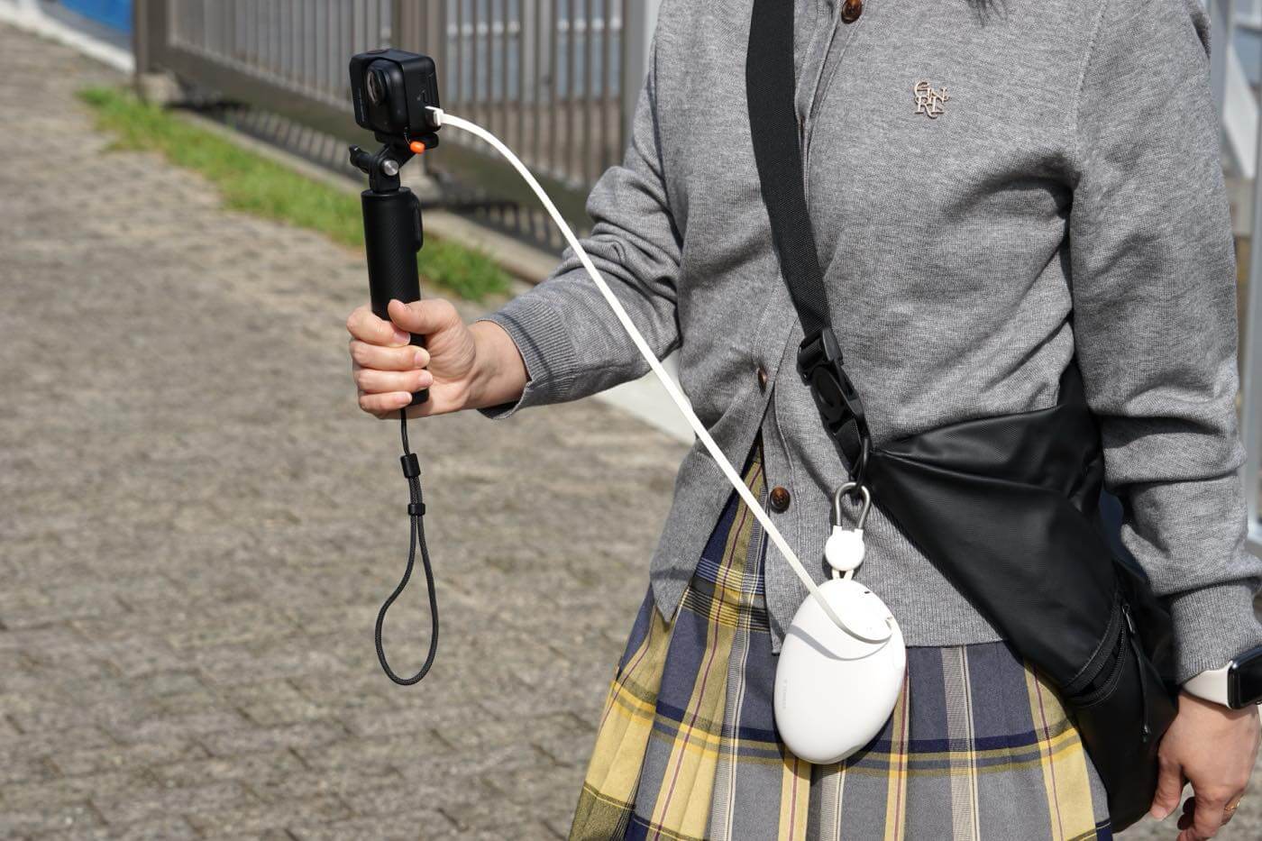 『TORRAS FlexLine Pebble モバイルバッテリー』レビュー|カラビナ&巻き取り式ケーブル内蔵でカバンやベビーカーに吊り下げたまま充電可能