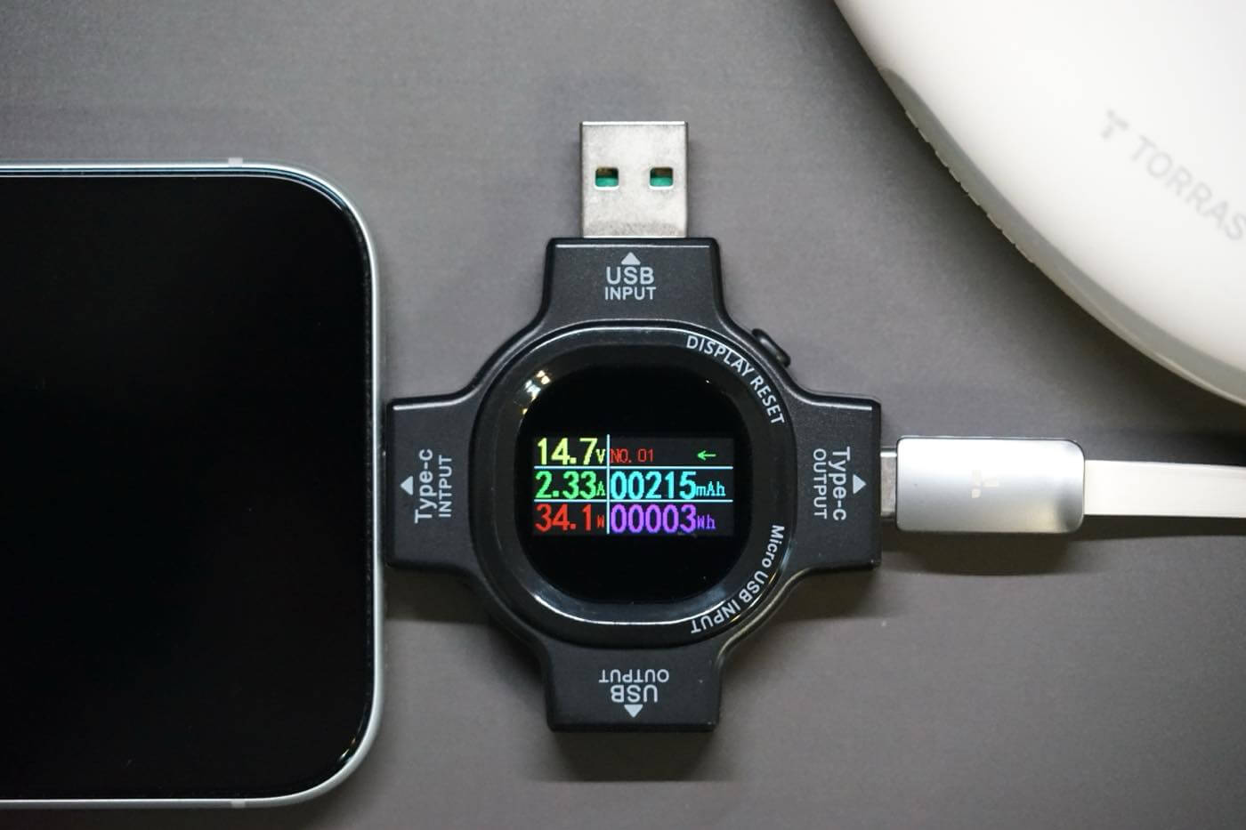 『TORRAS FlexLine Pebble モバイルバッテリー』レビュー|カラビナ&巻き取り式ケーブル内蔵でカバンやベビーカーに吊り下げたまま充電可能