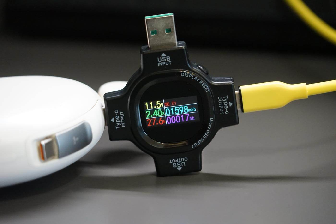 『TORRAS FlexLine Pebble モバイルバッテリー』レビュー|カラビナ&巻き取り式ケーブル内蔵でカバンやベビーカーに吊り下げたまま充電可能